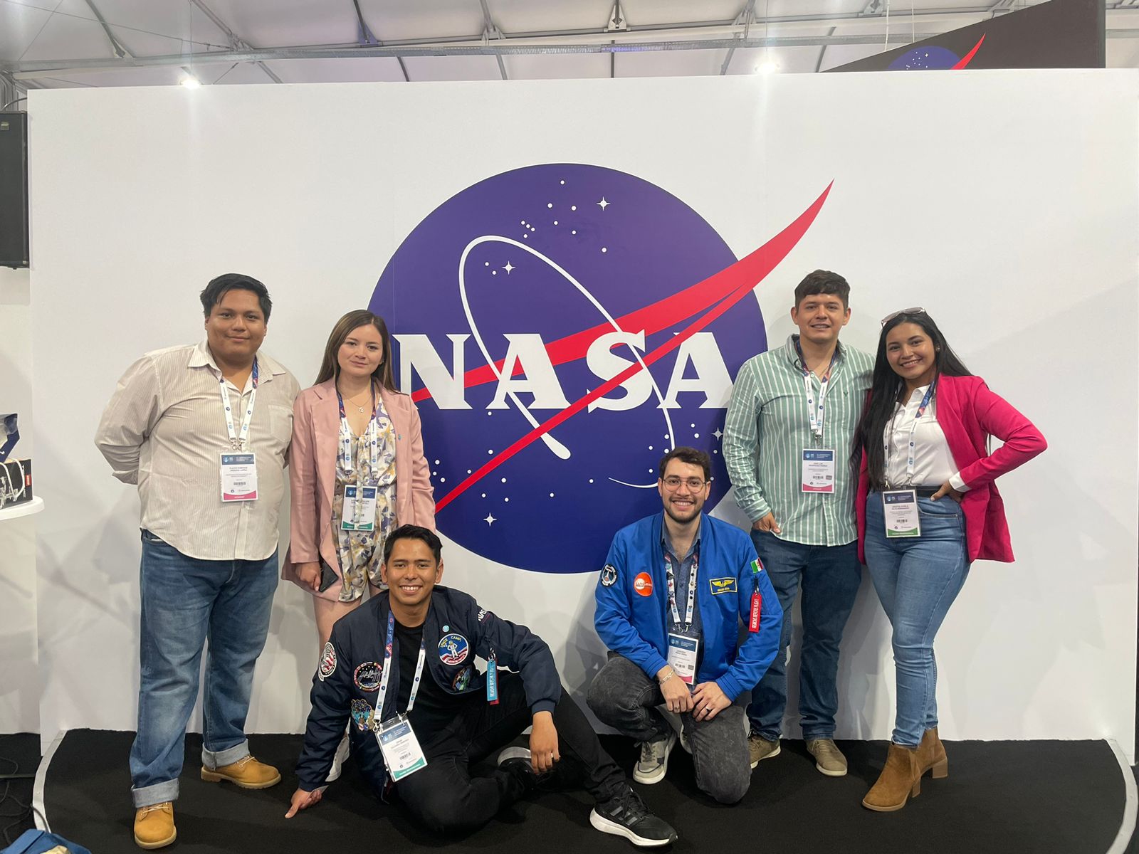 Miembros de Mat X Space en frente del logo de la NASA